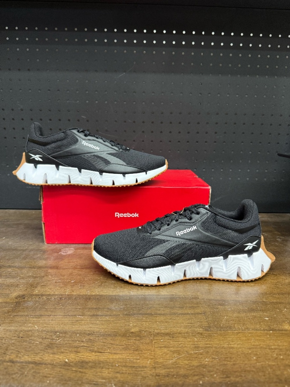 New W/ Box! Women's Reebok Zig Dynamica Black White Running Sneakers Size 10.5